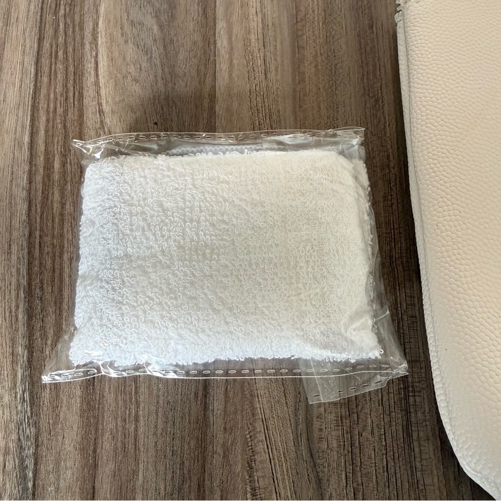 Elemis White Cosmetic Pouch with Face Towel - Picture 4 of 9